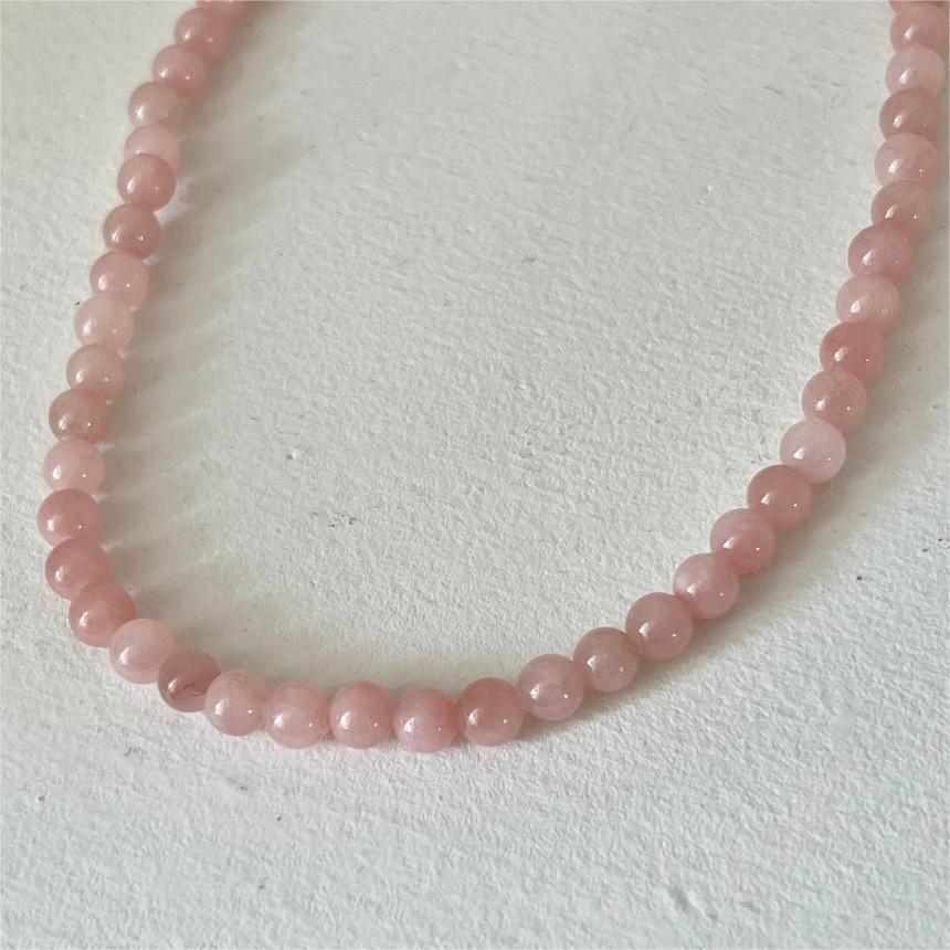 Collar con colgante geométrico minimalista de plata de ley 925 con ágata roja y detalles de cristal rosa, cadena estilo serpiente