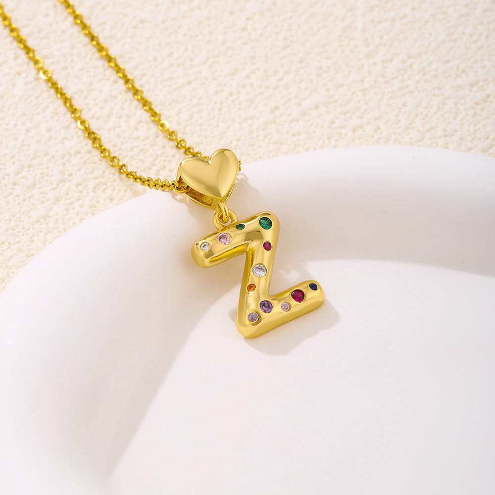 Elegante collana con ciondolo a lettera e cuore da donna in acciaio inossidabile con catena a maglie e dettagli a micro-pavé