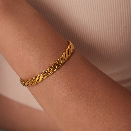 Minimalist French Style Geometric Stainless Steel Cuff Bracelet with 18K Gold Vacuum Plating and Chunky Cuban Link Design