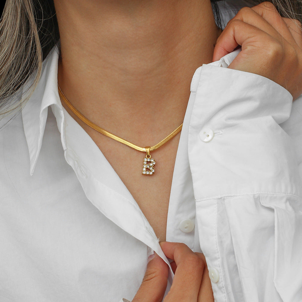 Collana Minimalista con Ciondolo a Lettera in Acciaio Inossidabile con Placcatura in Oro 18K e Zircone su Catena a Serpente Piatta per Donna