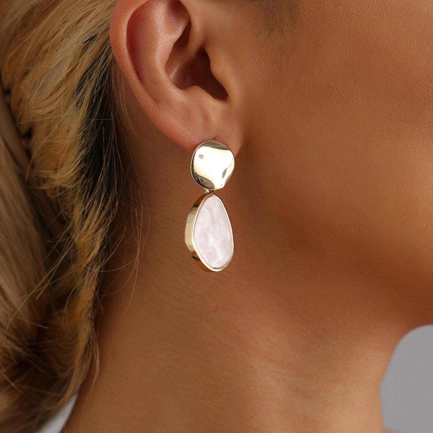 Pendientes de tuerca minimalistas geométricos de aleación de zinc con acabado chapado para mujer