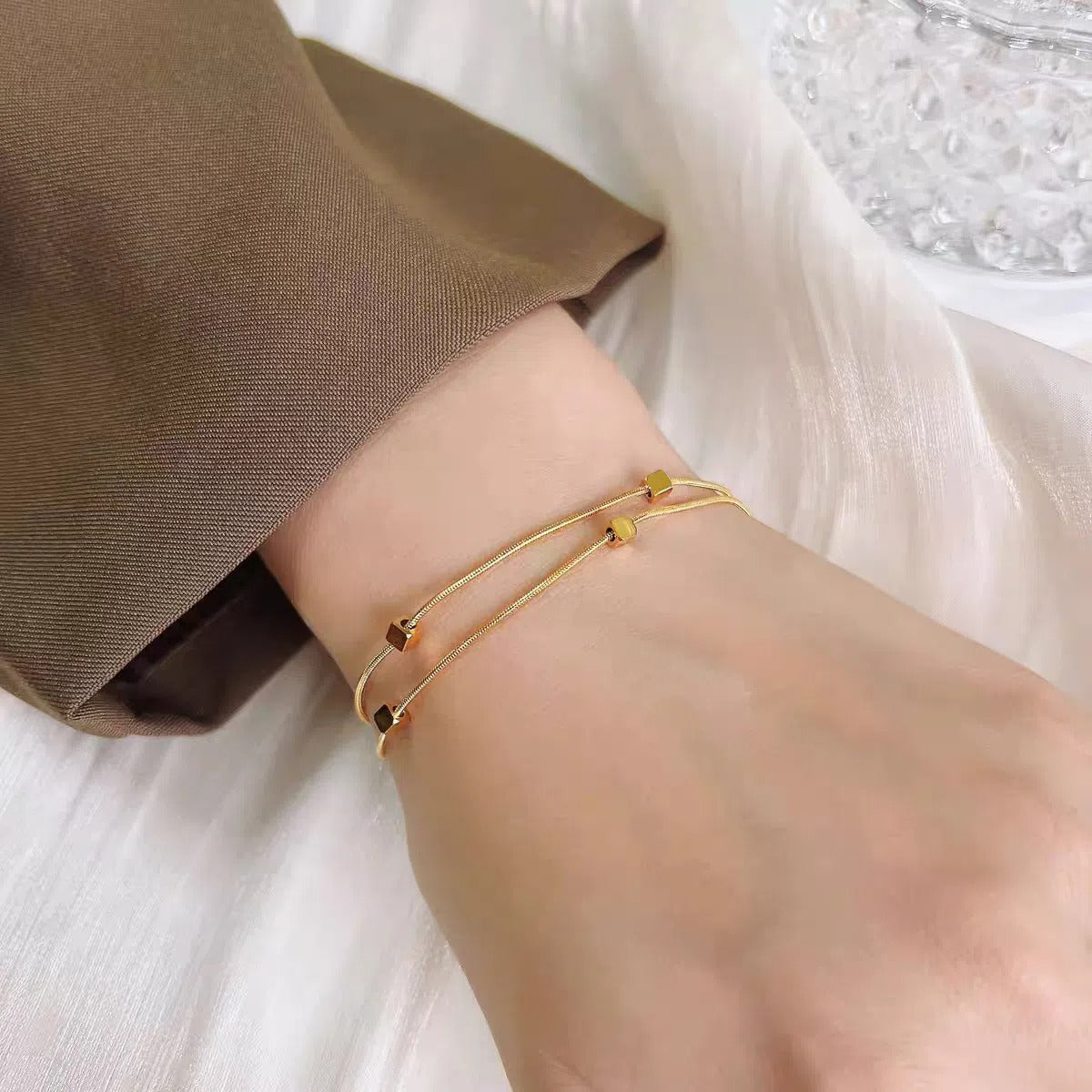 Bracciale minimalist in acciaio al titanio, a catena di serpente a doppio strato, con motivi quadrati e a foglia, placcato per una finitura resistente allo sbiadimento, in stile francese.
