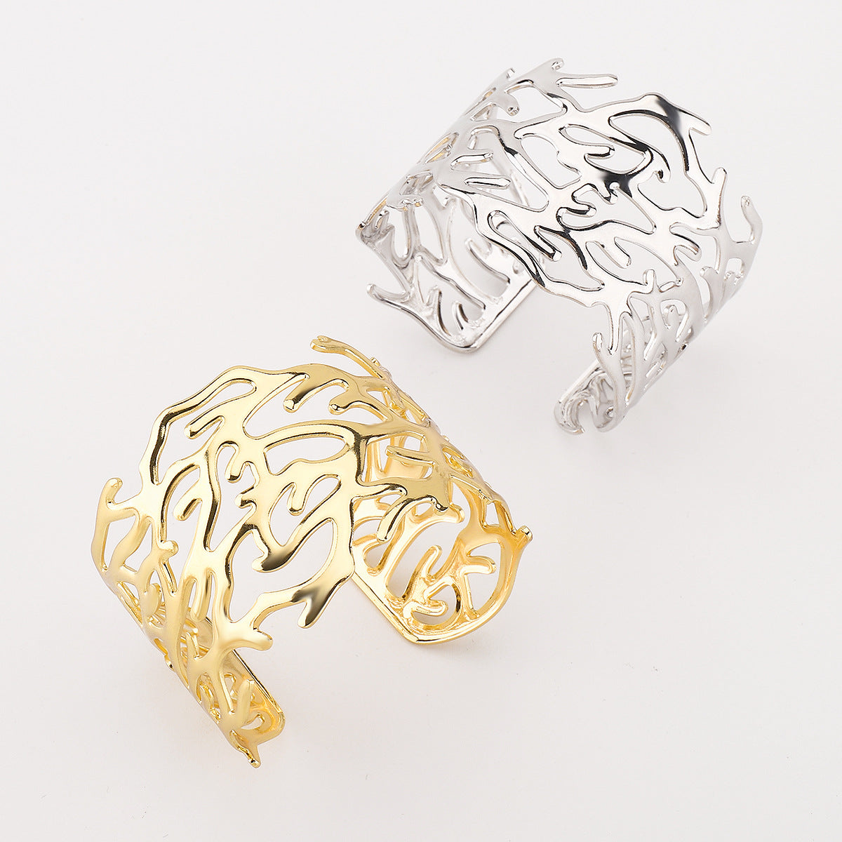 Bracciale a Polsino Vuoto Minimalista in Metallo con Design a Ramo Ferro Elettroplaccato Motivo Floreale e Foglie Accessorio di Moda