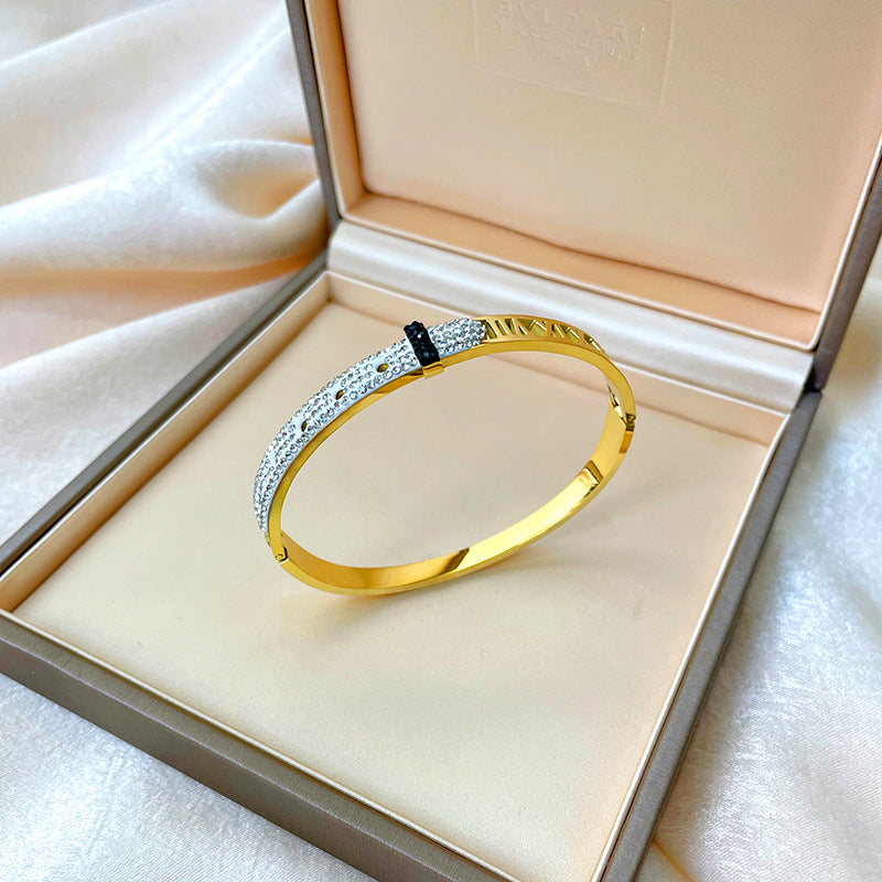 Bracciale minimalista in titanio e acciaio placcato oro rosa con intarsio in strass e design dalla forma irregolare