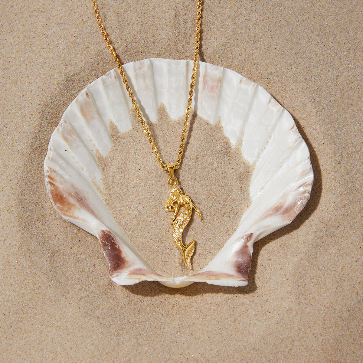 Elegante Collana Minimalista con Ciondolo a Sirena Geometrica con Intarsio di Zirconi, in Acciaio Inox Placcato PVD, per Donna