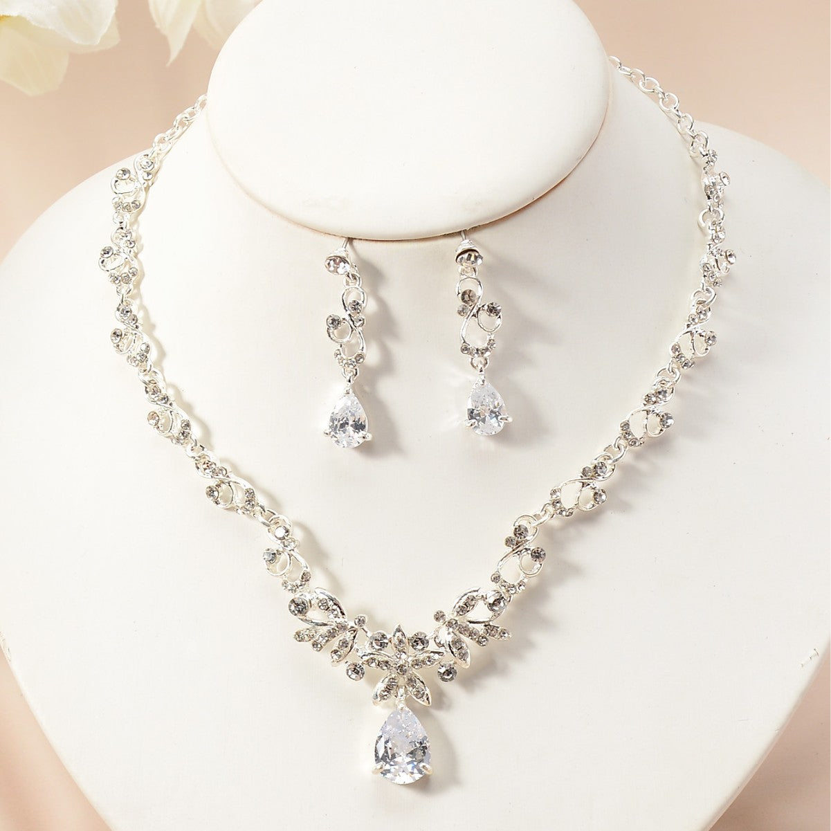 Set di collana e orecchini da donna con strass a forma di cuore floreale dolce ed elegante e zirconi cubici, per feste di matrimonio