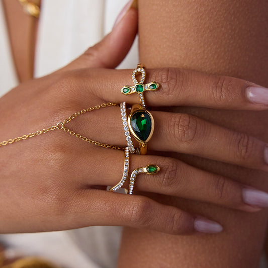 Anello da donna in acciaio al titanio placcato con motivo a serpente geometrico e zirconi verdi