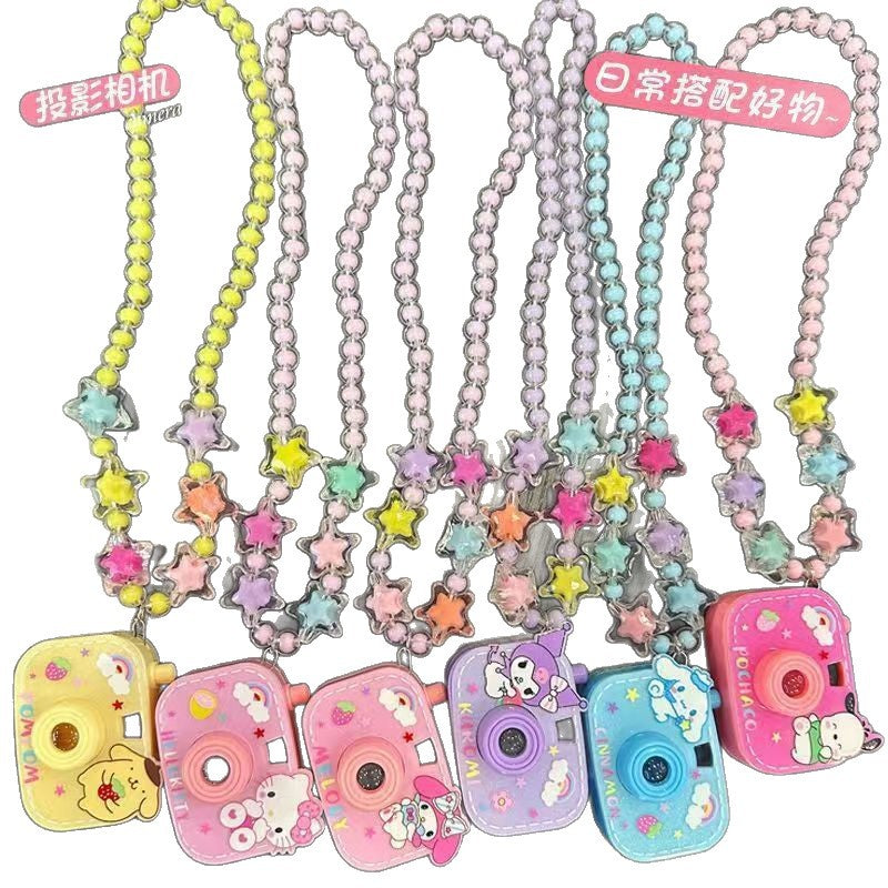 Collana con Pendente a Forma di Personaggio dei Cartoni Animati per Bambini con Fotocamera a Proiezione in Resina su Catena a Sfere, Simpatico Regalo di Compleanno per Ragazze dai 3 ai 10 Anni