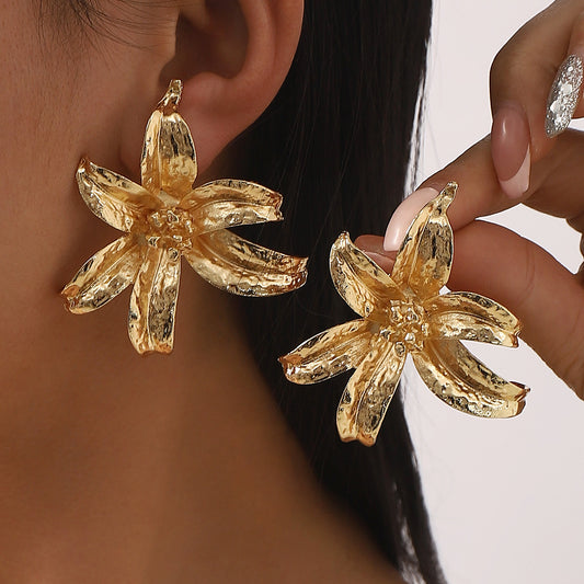 Pendientes florales grandes de aleación de estilo vintage con forma geométrica y acabado chapado para mujer