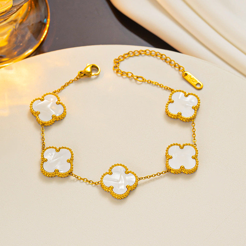 Pulsera Minimalista de Acero de Titanio con Forma de Trébol para Mujer con Baño de Oro e Incrustaciones de Nácar