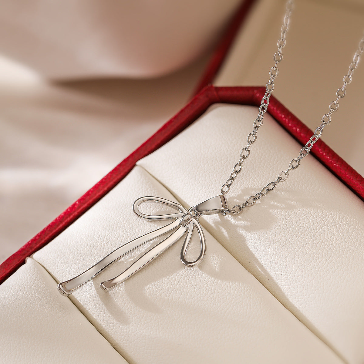 Collana da donna minimalista a forma di fiocco con base in rame e placcatura in oro vero