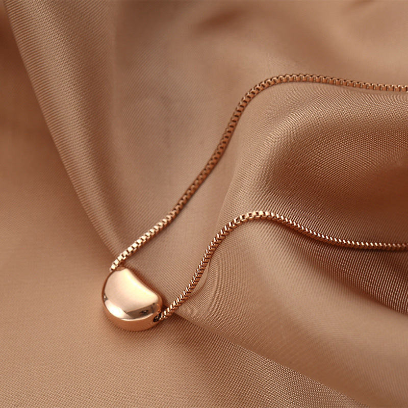 Collana Pendente Minimalista a Fagiolo Rosso da Donna in Acciaio al Titanio con Design Geometrico, Finitura Placcata, Catena a Scatola, Stile Corto alla Clavicola