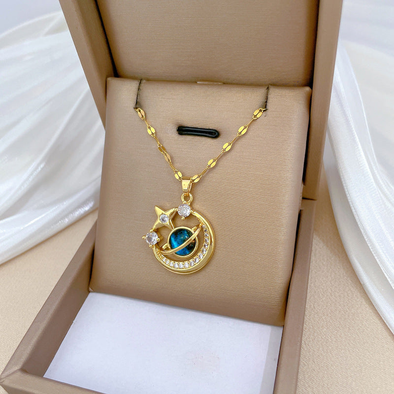 Collana con Ciondolo a Luna Geometrica Dolce di Lusso Fresca in Acciaio al Titanio per Unisex