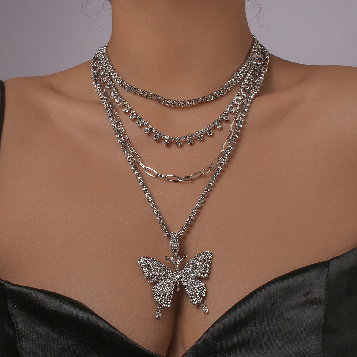 Collar con colgante de mariposa dulce y atrevido con incrustaciones de diamantes de imitación, cadena de caja multicapa de aleación, diseño geométrico, acabado chapado