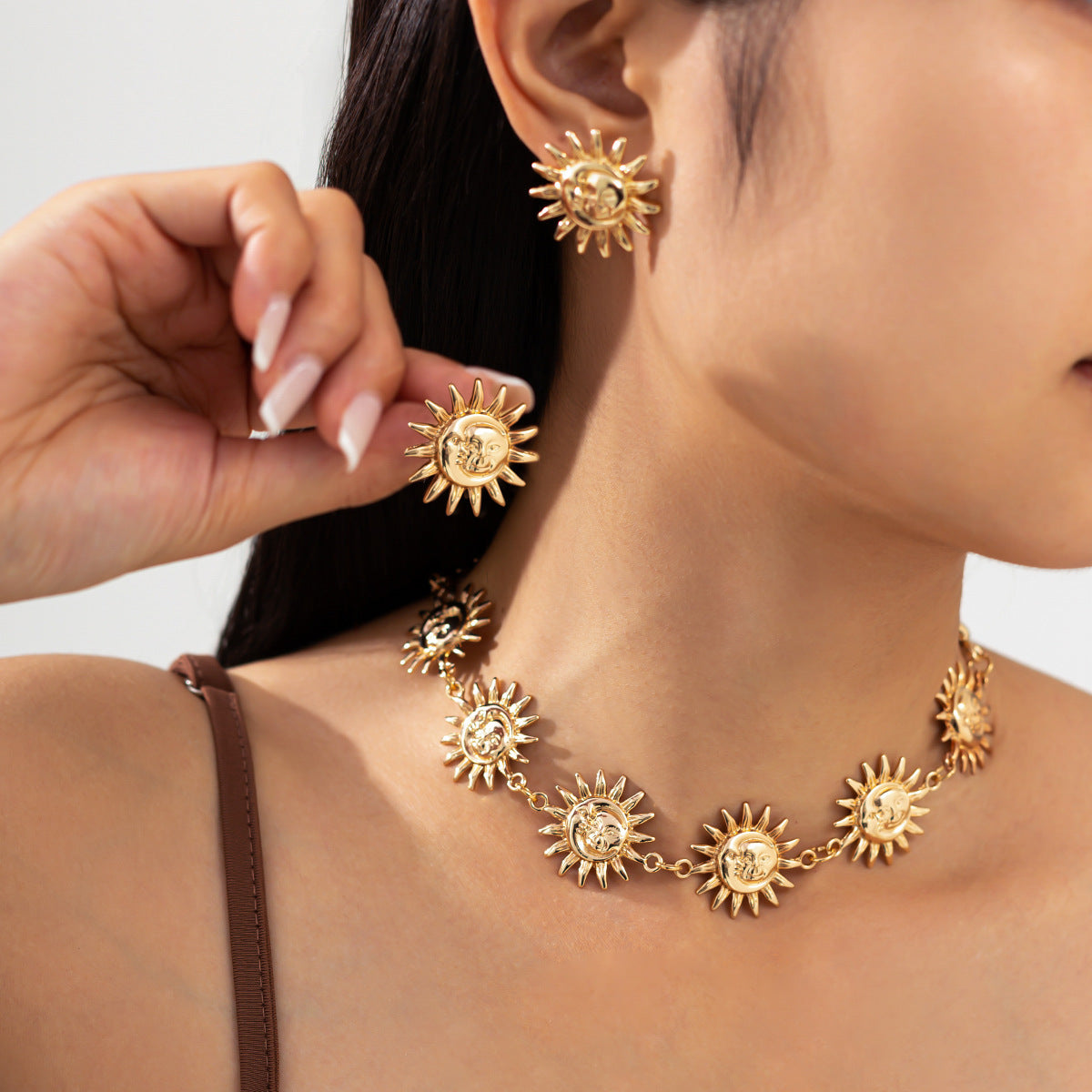 Collar Gargantilla Minimalista de Aleación de Zinc con Colgante de Sol Geométrico y Borla para Mujer