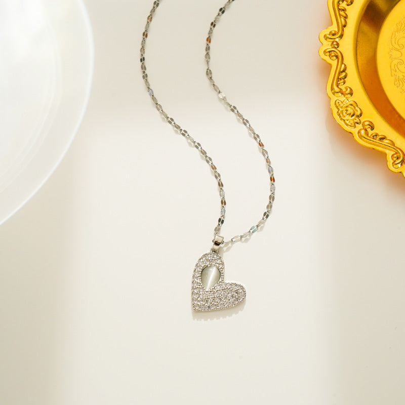 Collar de Lujo Minimalista en Acero de Titanio con Corazón, Incrustaciones de Ojo de Gato y Detalles de Circonita Cúbica para Mujer