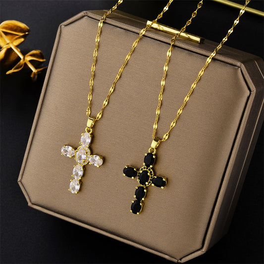 Collana a ciondolo a croce minimalista in acciaio al titanio con zirconi micropavé su catena a maglie a torsione