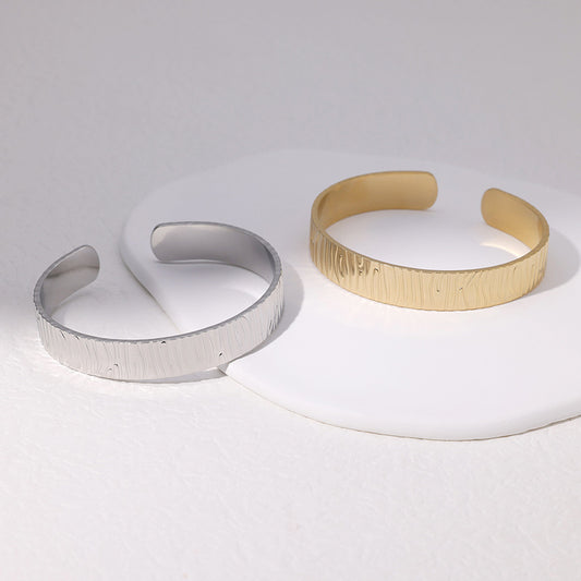 Bracciale con polsino aperto goffrato minimalista da donna in acciaio inossidabile placcato oro 18 carati