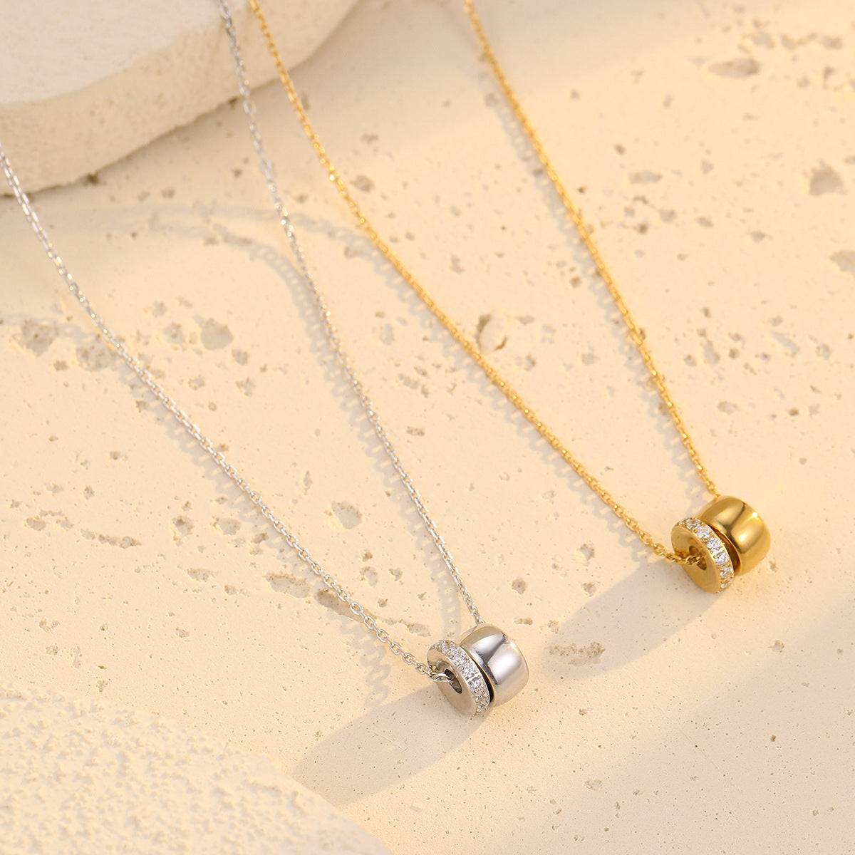Elegante Collar Minimalista Redondo con Colgante de Circonita en Acero Inoxidable con Acabado Chapado para Mujer