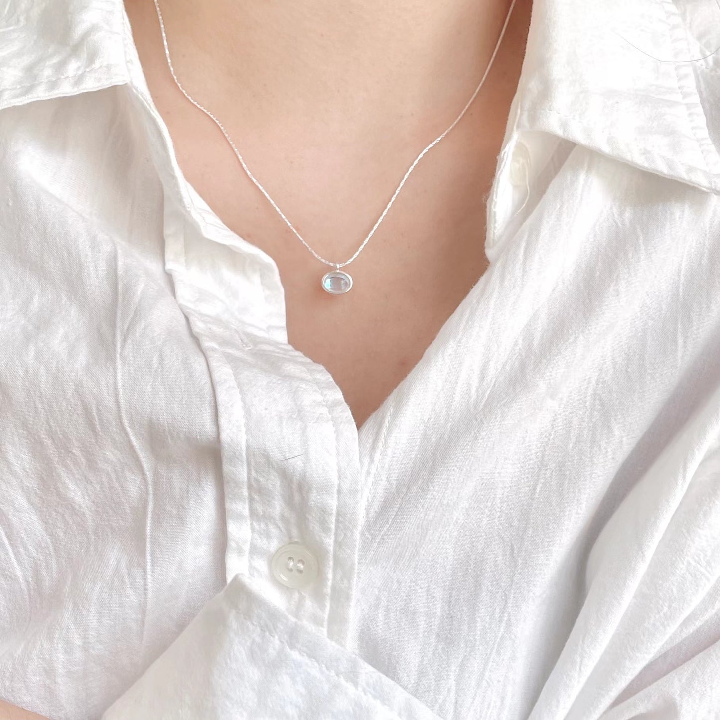 Collana con pendente ovale minimalista in argento sterling 925 con intarsio in strass AB e superficie testurizzata