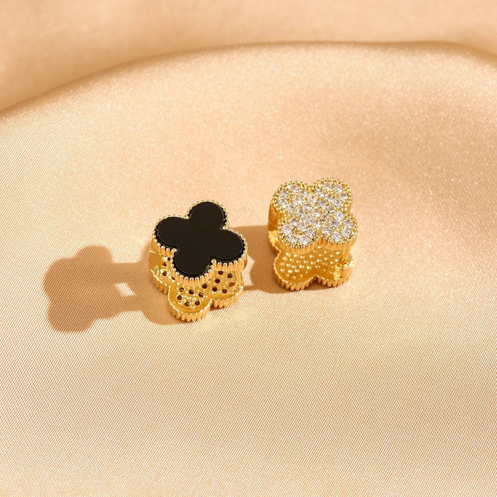 Orecchini a perno Saturno minimalisti color oro in ottone con zirconi per donna