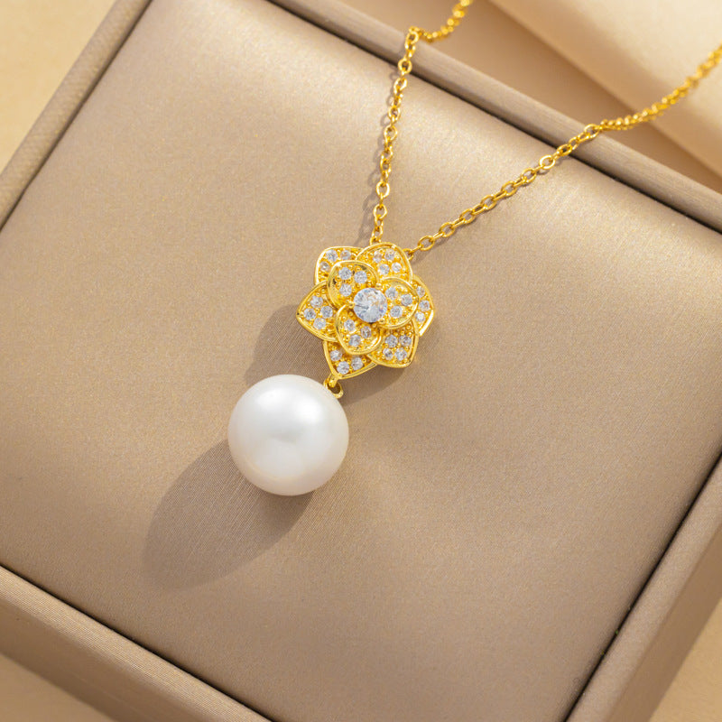 Collana pendente con rosa floreale minimalista in acciaio al titanio con intarsio di strass e finitura galvanica per donna