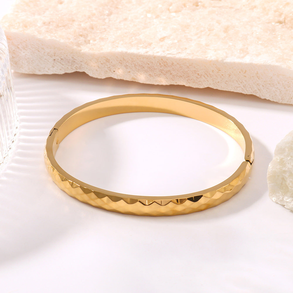 Bracciale geometrico in acciaio al titanio da donna con placcatura in oro 18 carati e finitura a trama ondulata