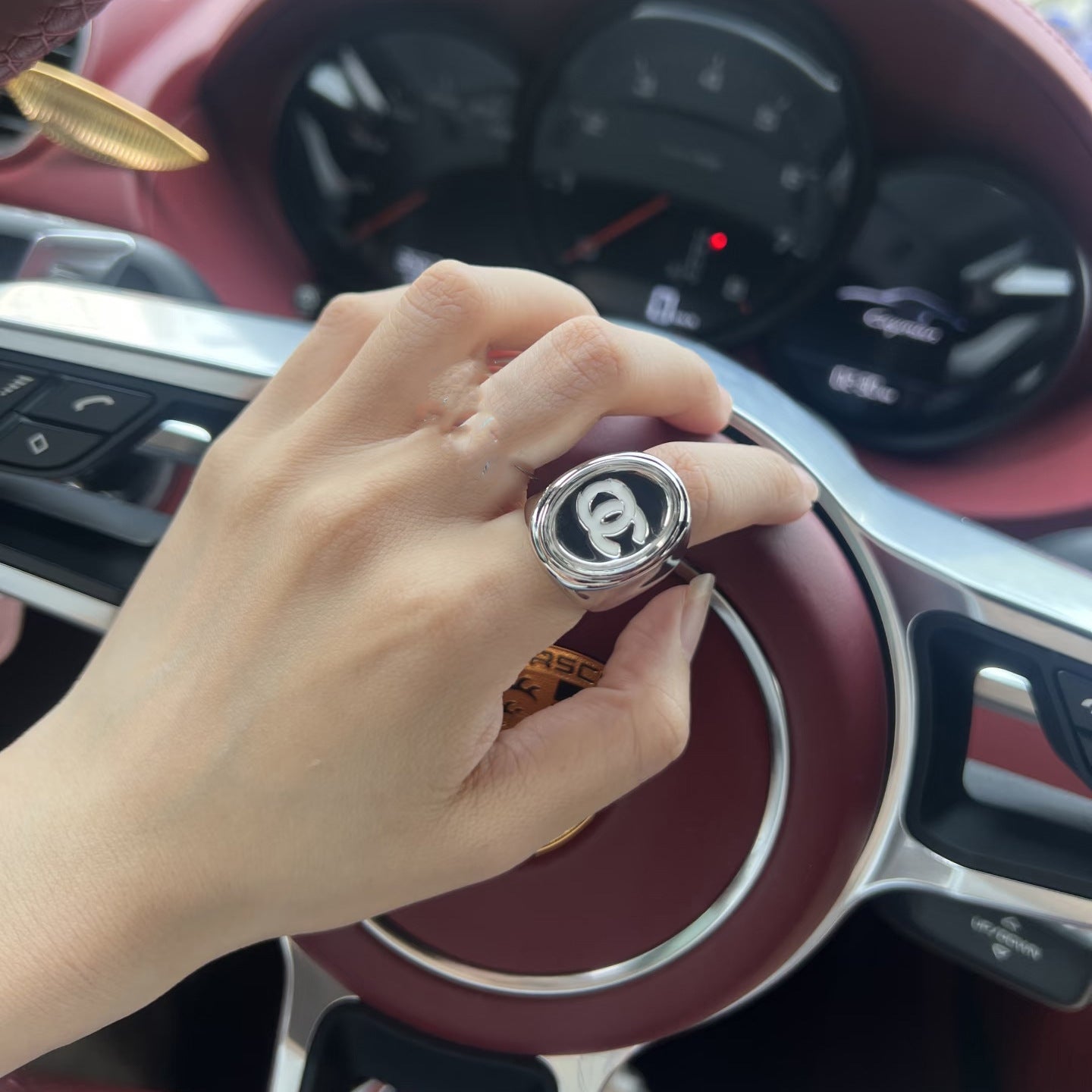 Anello da donna in ottone placcato oro con smalto a forma di lettera ovale di lusso