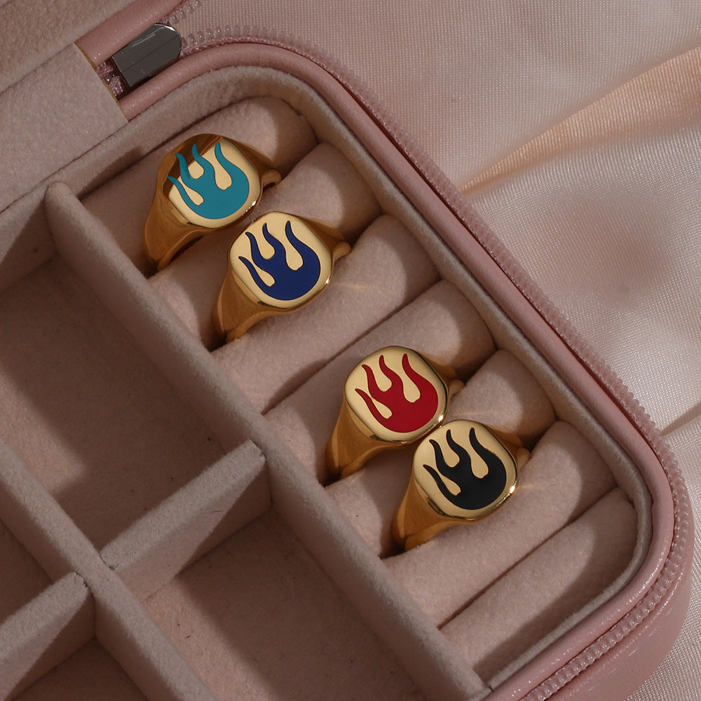 Anillo de mujer con diseño geométrico de llamas de inspiración vintage, hecho de acero inoxidable con baño de oro de 18K y detalles de esmalte