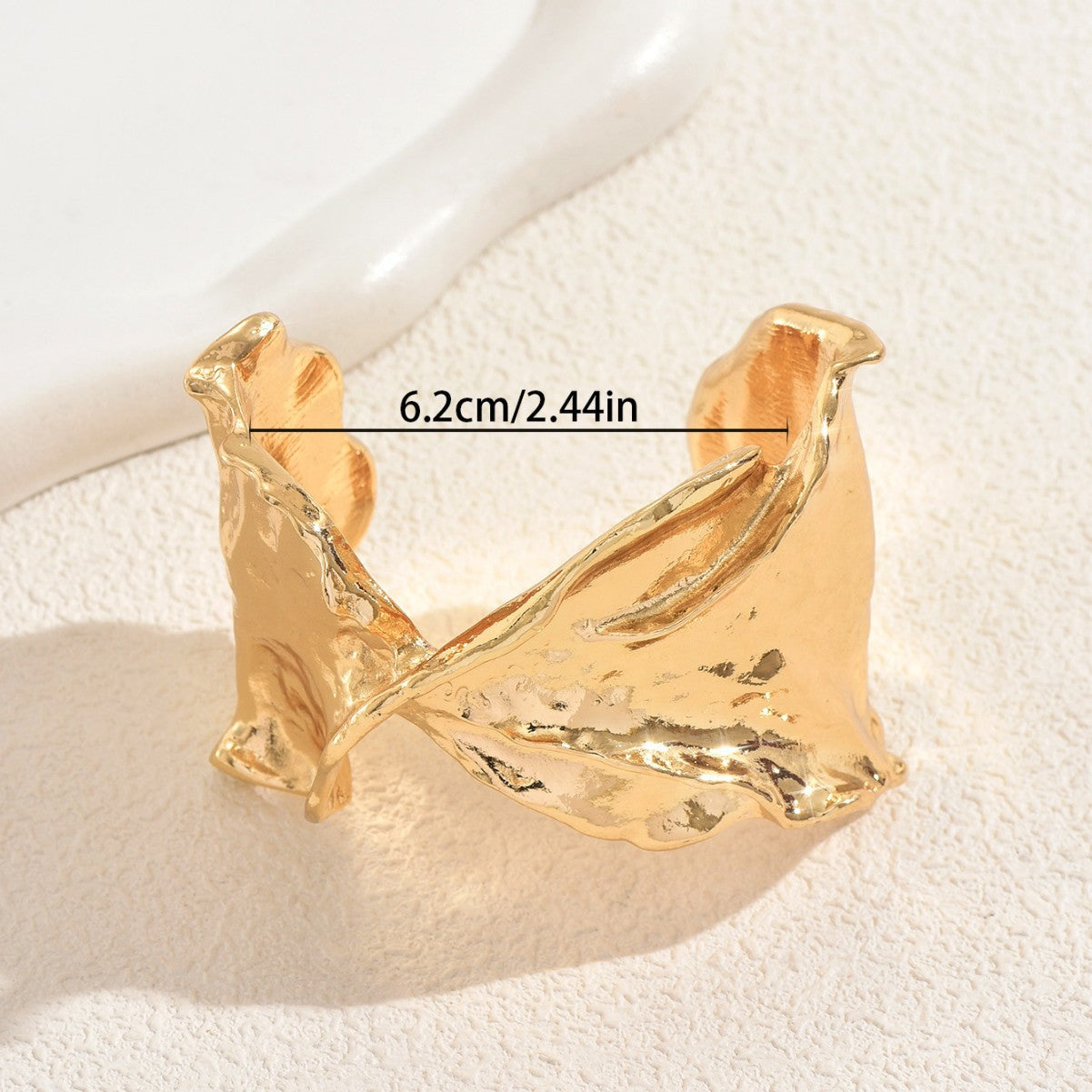 Pulsera de metal corrugado irregular geométrico para mujer en aleación con acabado chapado, accesorio de uso diario moderno y versátil