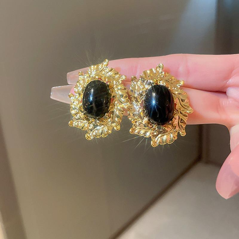Vintage Heart-Shaped Alloy Stud Earrings with Gold Plating for Women, French Retro Style Fashion Jewelry