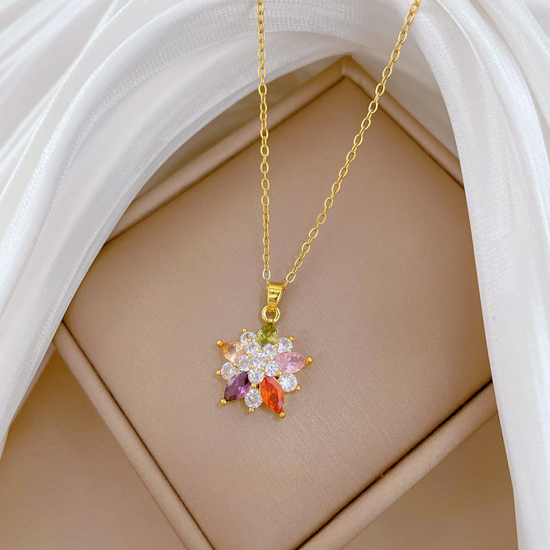 Collana da donna in acciaio inossidabile placcato titanio con fantasia floreale stile cartone animato, forma geometrica e strass, con delicata catena a medaglione