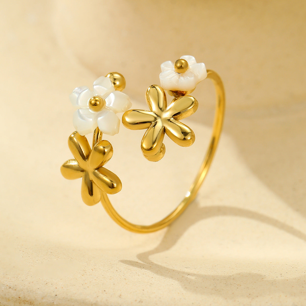 Anello Elegante in Acciaio al Titanio a Forma di Fiore con Placcatura in Oro 18K e Intarsio di Zirconi per Donna