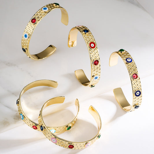 Brazalete Abierto Geométrico Estilo Bohemio para Mujer con Base de Cobre Bañado en Oro Real y Diseño de Ojo Esmaltado con Circonitas Microengastadas
