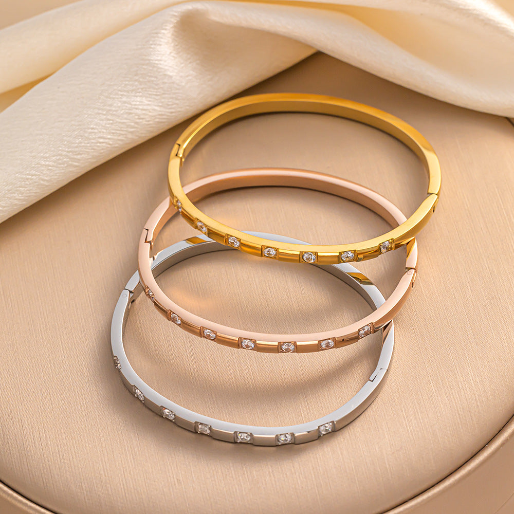 Bracciale Minimalista in Acciaio Inossidabile da Donna con Placcatura in Acciaio al Titanio e Intarsio di Strass a Forma Geometrica Ovale
