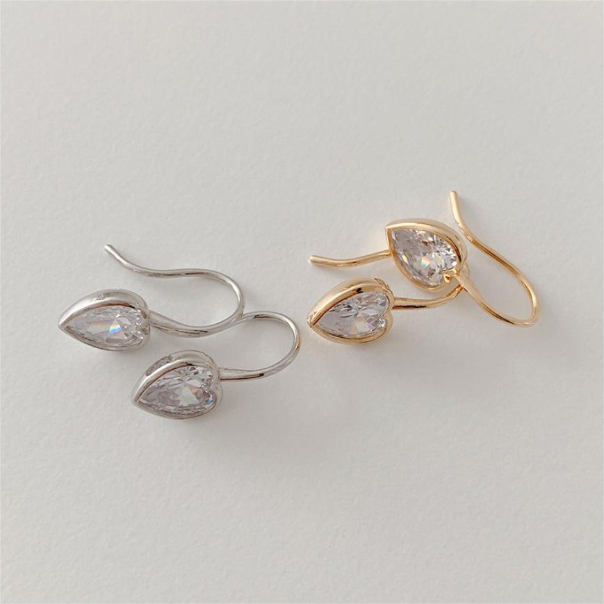 Pendientes Minimalistas de Plata de Ley 925 con Circonita en Forma de Corazón y Acabado Bañado