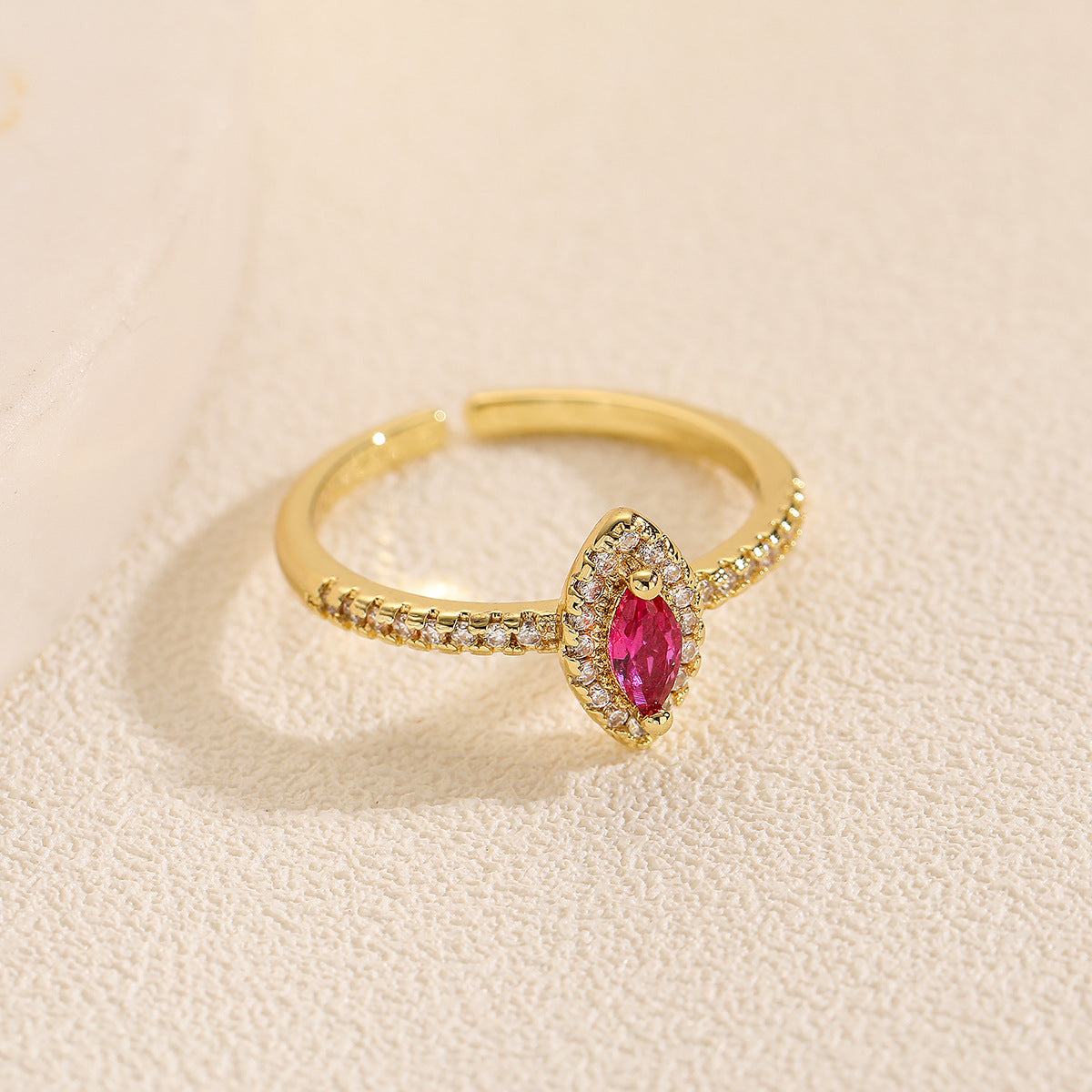 Anello Aperto Geometrico Minimalista da Donna in Ottone con Placcatura in Oro 18K e Intarsi in Zircone