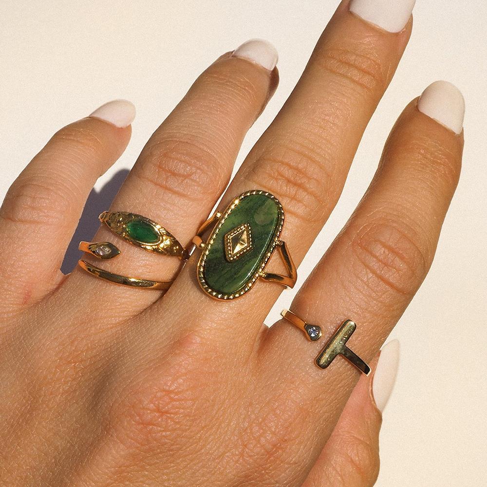 Anello da donna minimalista di lusso a forma di serpente in acciaio inossidabile con intarsio di zirconi e finitura placcata in oro