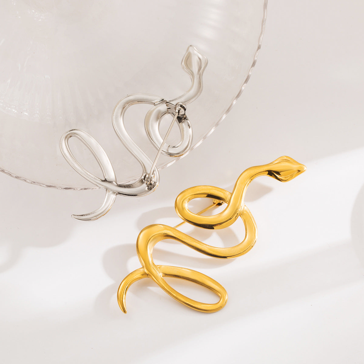 Broche de alfiler unisex con forma de serpiente exagerada de acero inoxidable enchapado en oro de 18 quilates