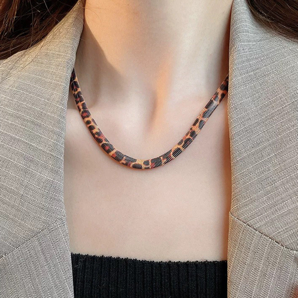 Collana girocollo a catena a serpente placcata in acciaio al titanio geometrica minimalista per donna con estetica di lusso ispirata alla melanina