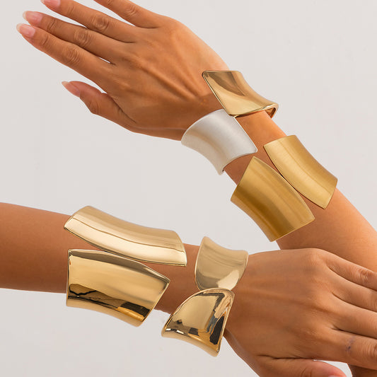 Bracciale largo a molla concavo lucido in stile punk da donna, in lega, regolabile
