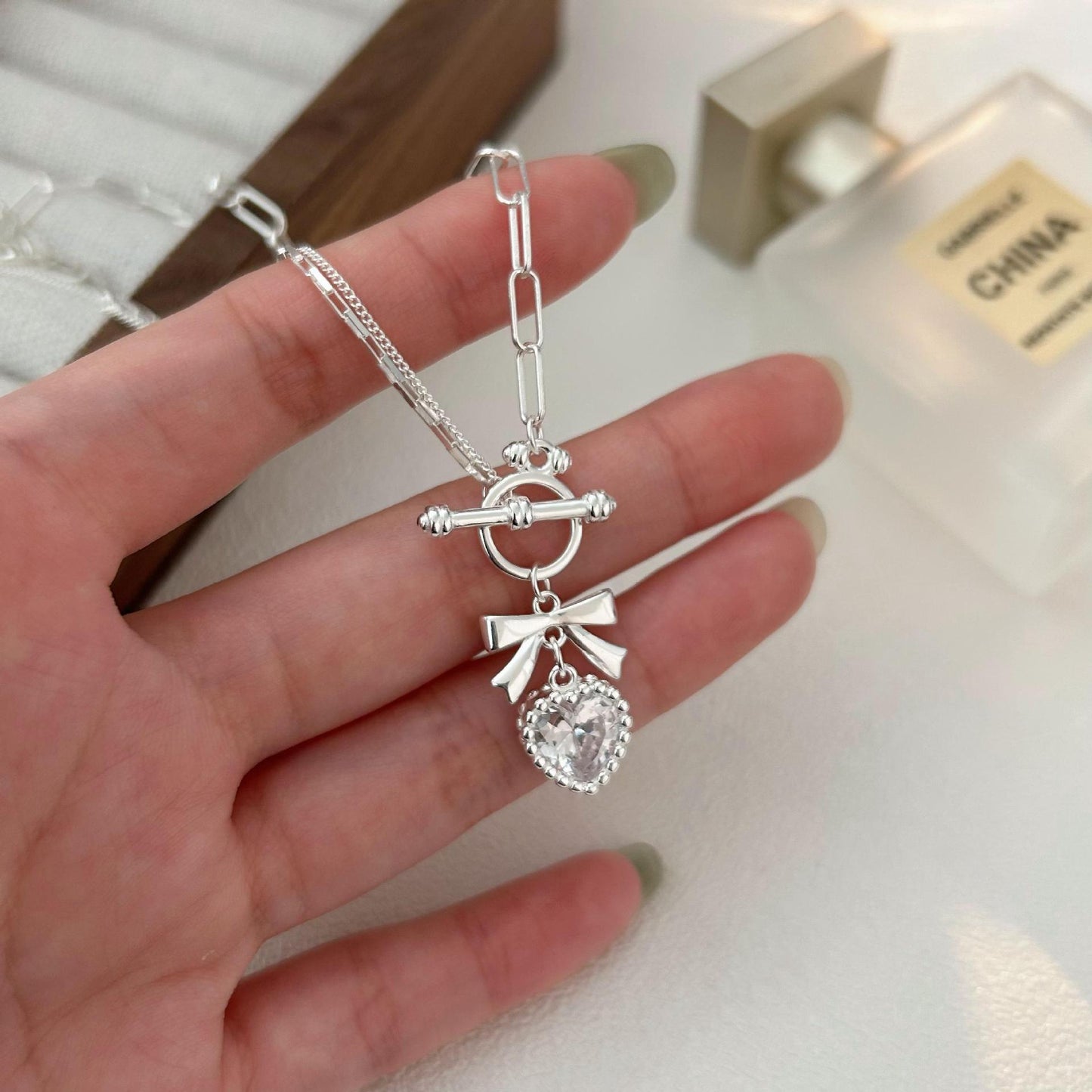 Collana minimalista con fiocco e cuore in argento sterling 925 con strass su catenina a maglie incrociate