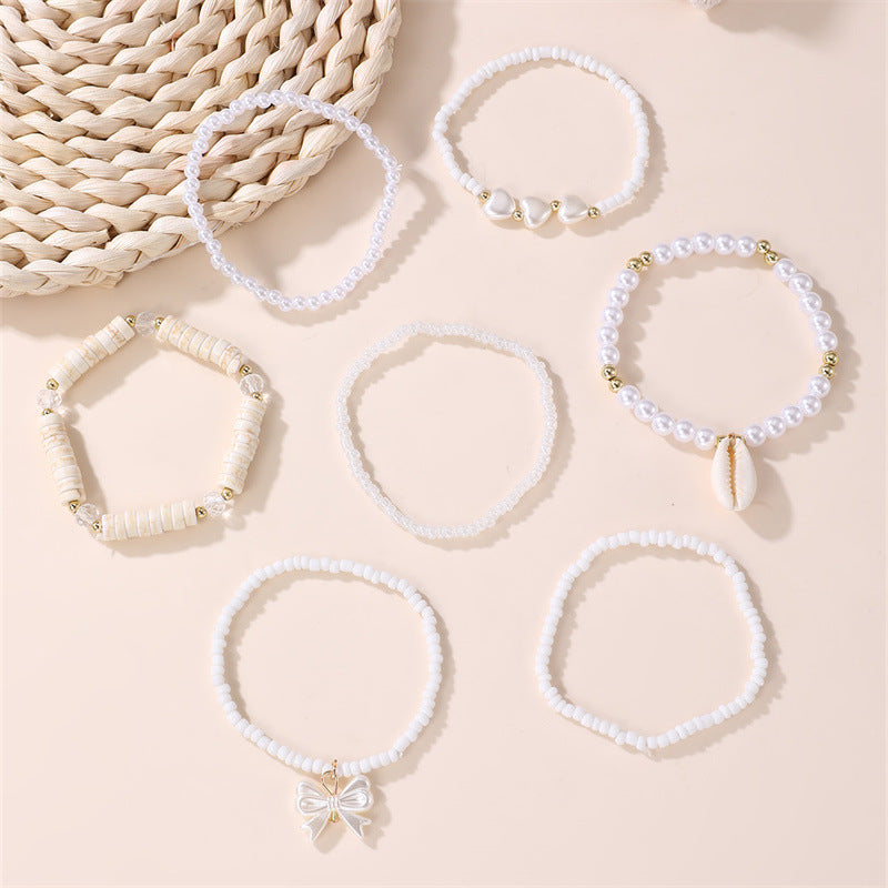 Braccialetto in stile bohémien minimalista con perle finte a forma di cuore e stella in argilla polimerica bianca per bambini