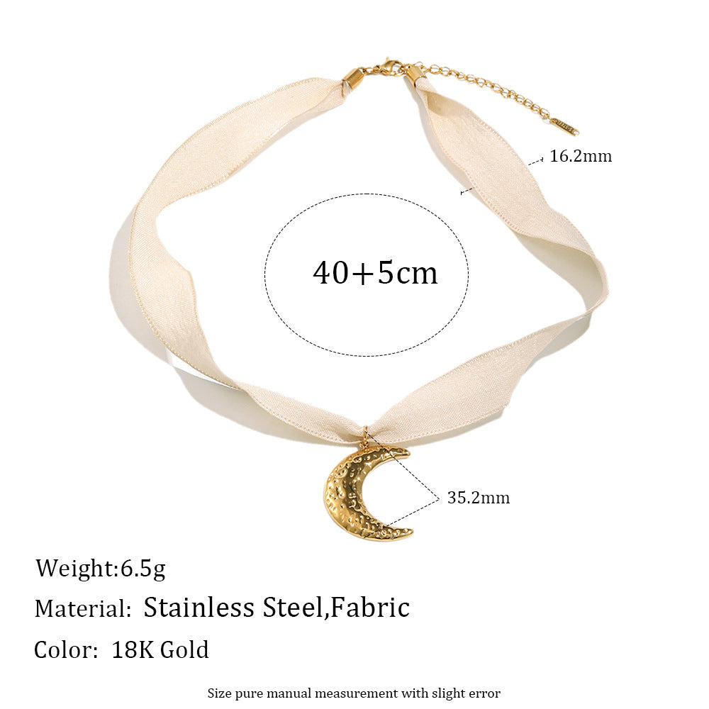 Collana pendente con luna geometrica minimalista da donna in acciaio inossidabile placcato oro 18K con finitura martellata testurizzata