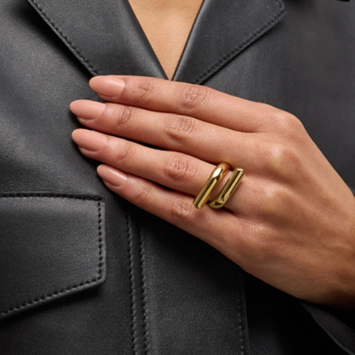 Anillo de banda entrelazada asimétrica minimalista de acero inoxidable con chapado en oro de 18 quilates e incrustaciones de diamantes de imitación