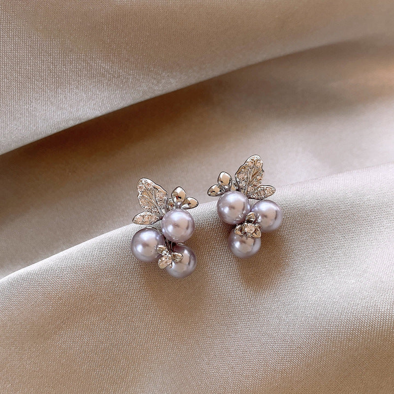 Elegantes aretes de perlas con diseño floral y detalles de pedrería en acero inoxidable para mujer