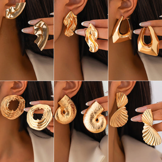Pendientes de tuerca minimalistas geométricos irregulares con forma de concha de abanico, aleación chapada en oro con postes de acero inoxidable para mujer
