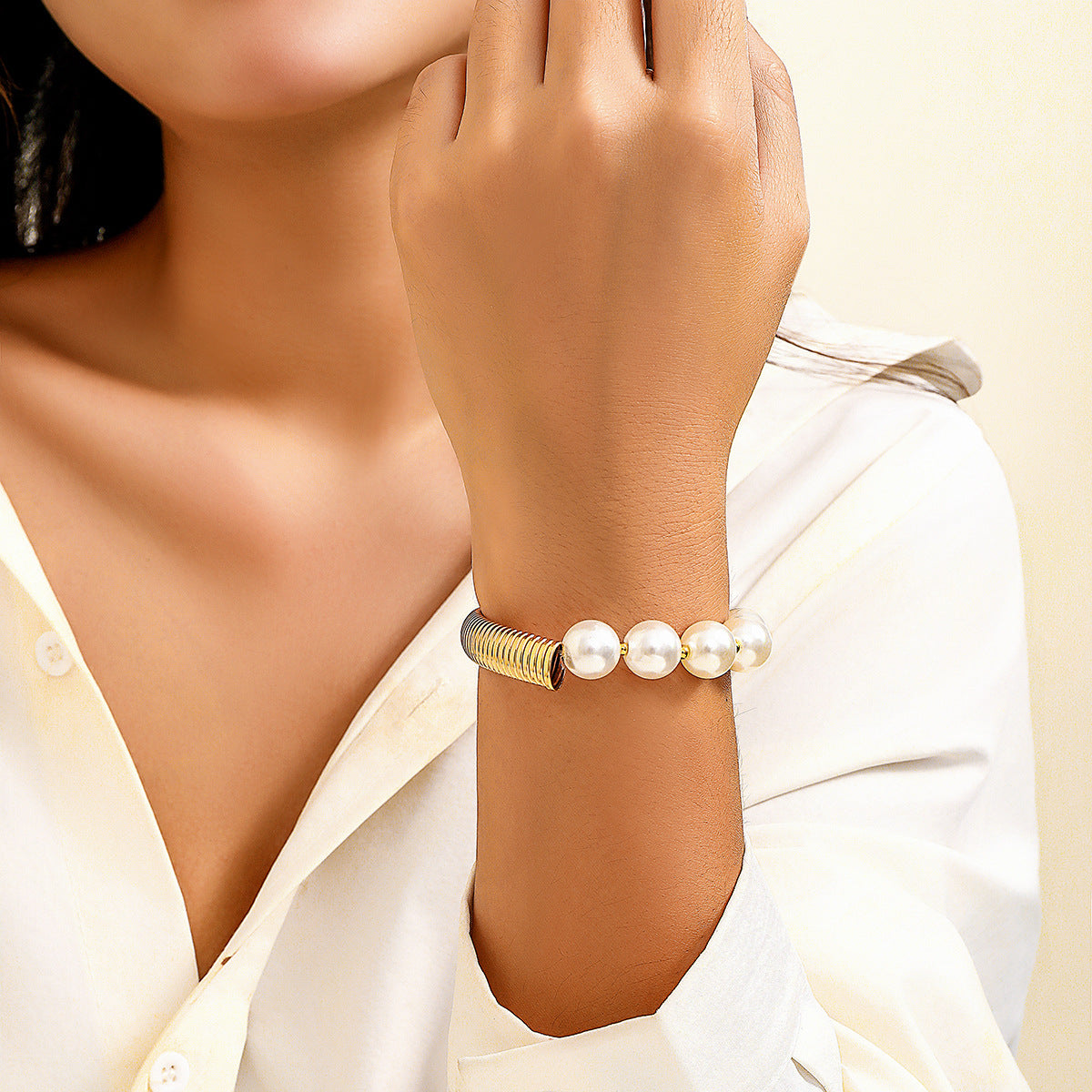 Collana Girocollo Geometrica Dolce e Audace da Donna con Accenti di Perle Imitazione e Finitura Galvanica su Base in Resina Plastica