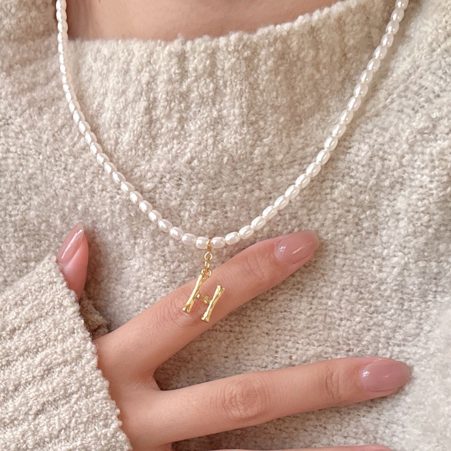 Collana pendente minimalista vintage alla francese con perle di cristallo a chicco di riso in argento sterling 925 con texture di bambù e design a lettera per donna