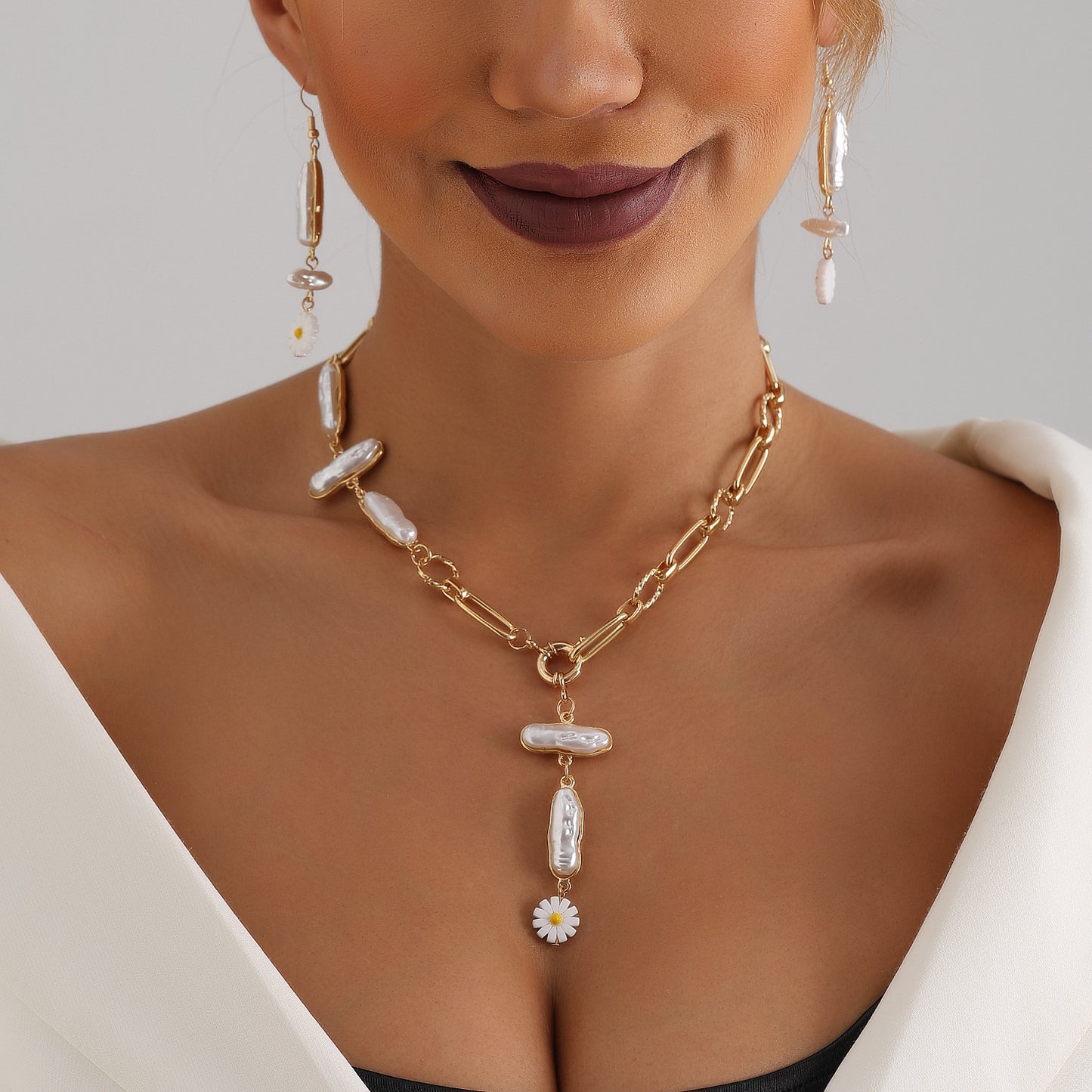 Geometric Shape Fashion Necklace for Women with Metal Pendant and Plated Finish on Clavicle Chain